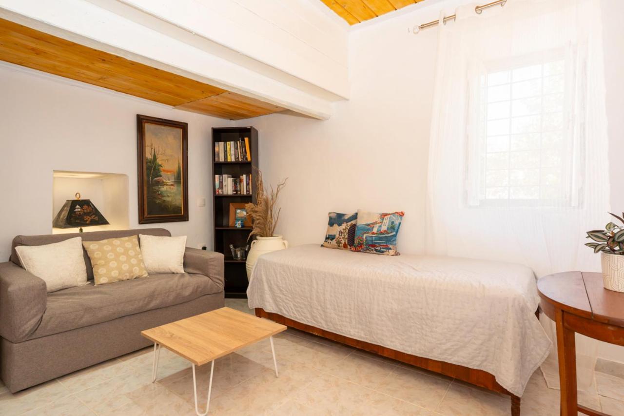 Chrysa S House Apartment